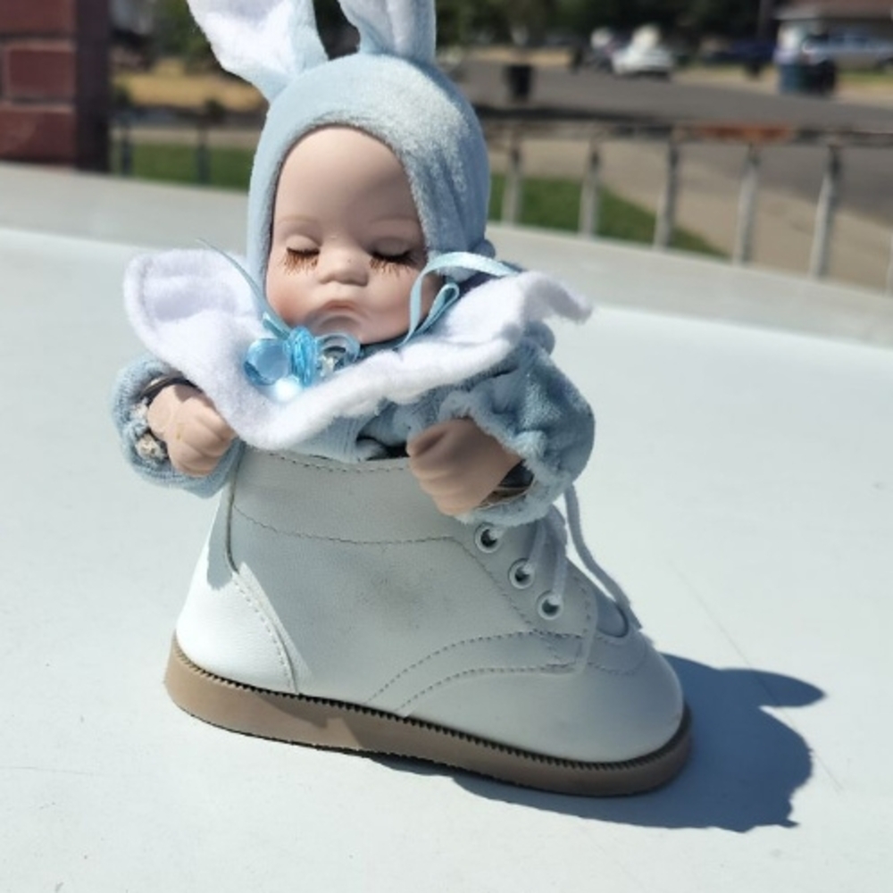 Beautiful Musical Baby Shoe/Vintage Ceramic Penny Bank